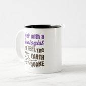 Schlaf mit einem Geologen und fühle das Erdbeben Zweifarbige Tasse (Vorderseite Links)