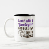 Schlaf mit einem Geologen und fühle das Erdbeben Zweifarbige Tasse (Links)