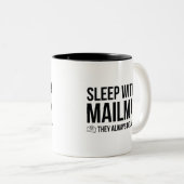 Schlaf mit einem Mailman. Sie liefern immer. Zweifarbige Tasse (VorderseiteRechts)