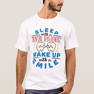 Schlaf mit einem Zahnarzt Weckte mit einem Lächeln T-Shirt