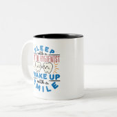 Schlaf mit einem Zahnarzt Weckte mit einem Lächeln Zweifarbige Tasse (Vorderseite Links)