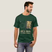 Schlaf vs. Snacks Der ewige Kampf T-Shirt (Vorne ganz)