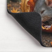 Schlafen der Maus in einem Herbstleaf Mousepad (Ecke)