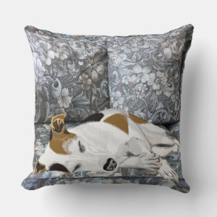 Schlafen Jack Russell auf einem Blue Floral Sofa Kissen