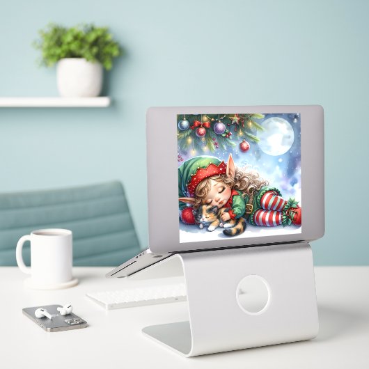 Schlafen Weihnachten Elf mit Calico Kitten Aufkleber (Laptop auf Schreibtisch)
