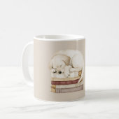 Schlafende Creme-Hund auf Büchern Kaffeetasse (Vorderseite Links)