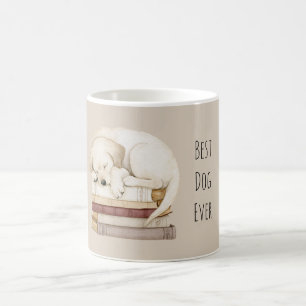 Schlafende Creme-Hund auf Büchern Kaffeetasse