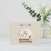Schlafende Creme-Hund auf Büchern Postkarte (Stehend Vorderseite)