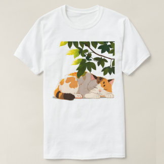 Schlafende dicke Dreifarbenkatze T-Shirt