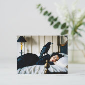 Schlafende Frau und eine Raven Poe Postkarte (Stehend Vorderseite)