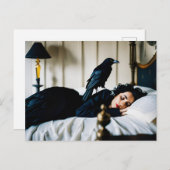 Schlafende Frau und eine Raven Poe Postkarte (Vorne/Hinten)