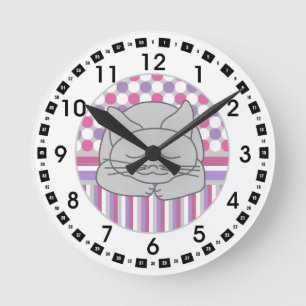 Schlafende graue Katze Gemustert Oval Large Clock Runde Wanduhr