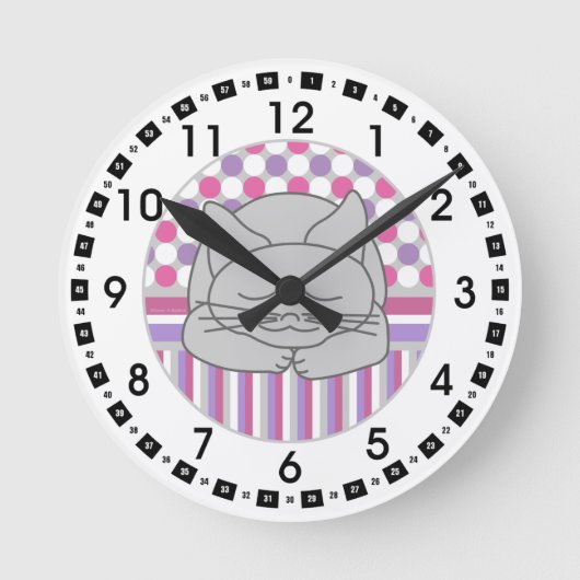 Schlafende graue Katze Gemustert Oval Large Clock Runde Wanduhr (Vorderseite)