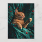 Schlafende Ingwerkitty unter der Decke Postkarte (Vorderseite)
