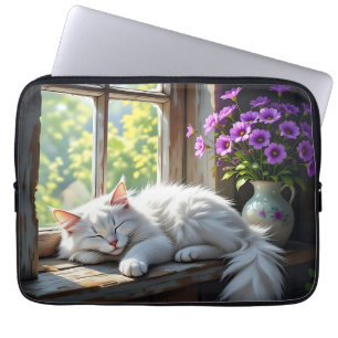 Schlafende Katze auf der Fensterbank Lila Blumen Laptopschutzhülle