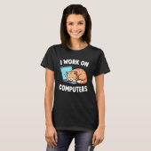 Schlafende Katze Ich Arbeite an Computern Lustiger T-Shirt (Vorne ganz)