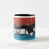 Schlafende Katzen- und Mäuse-Tasse Zweifarbige Tasse (Mittel)