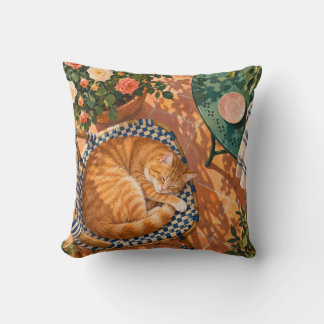 Schlafende orange getigerte Katze auf blauem Bistr Kissen