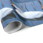 Schlafende Reflektion bei weißem Duck Geschenkpapier (Rolleneckpunkt)