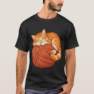 Schlafende rote Katze auf einem Wollknäuel T-Shirt