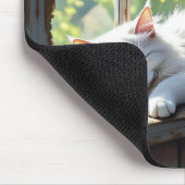 Schlafende weiße Katze und violette Blumen Mousepad (Ecke)