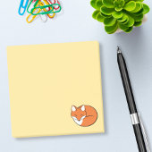 Schlafender Cartoon Fox auf Gelb Post-it Klebezettel