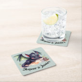 Schlafender Drache mit grünen Flügeln  Rechteckiger Pappuntersetzer (Vor Ort)