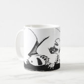 Schlafender Eisbär mit T-Rex Kaffeetasse (Vorderseite Links)