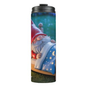 Schlafender Gnom im nächtlichen Garten Thermosbecher