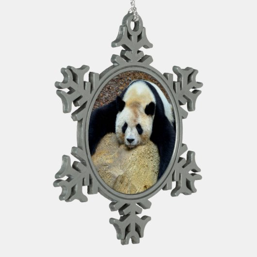 Schlafender Riesenpanda fiel auf einen Felsspuzzi Schneeflocken Zinn-Ornament (Links)