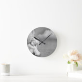 Schlafengel auf grauem Hintergrund, Engelkunst Runde Wanduhr (Zuhause)