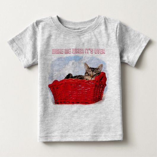 Schlafenkätzchen im hellen roten Korb Baby T-shirt (Vorderseite)