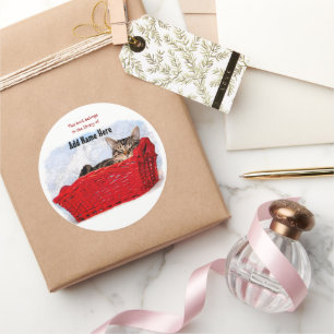 Schlafenkätzchen im hellen roten Korb Runder Aufkleber