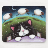 Schlafenkatze und Mäuse, die von den Schafen