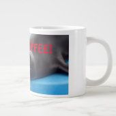 Schläfenmeerkleidung braucht Kaffee! Jumbo-Tasse (Rechts)