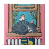 Schlafentabby-Katze mit Schmetterling auf Fliese (Vorderseite)