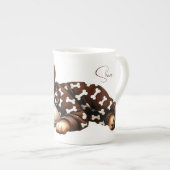 Schläfer Welpe in Pajamas Knochen China Tasse (Vorderseite Rechts)