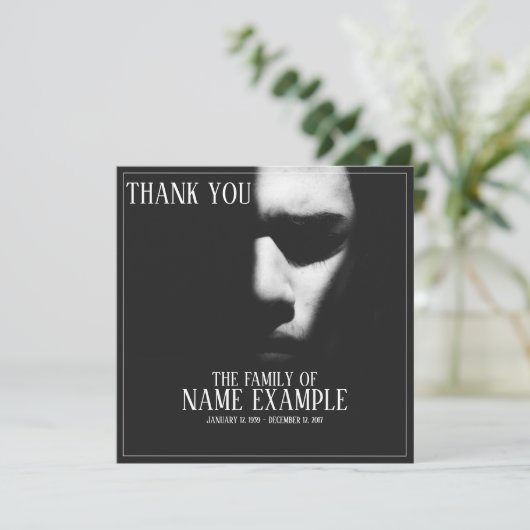 Schlafgesicht im Halbschatten (Stehend Vorderseite)