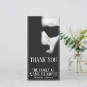 Schlafgesicht im Halbschatten (Stehend Vorderseite)