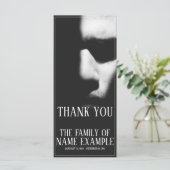 Schlafgesicht im Halbschatten (Stehend Vorderseite)