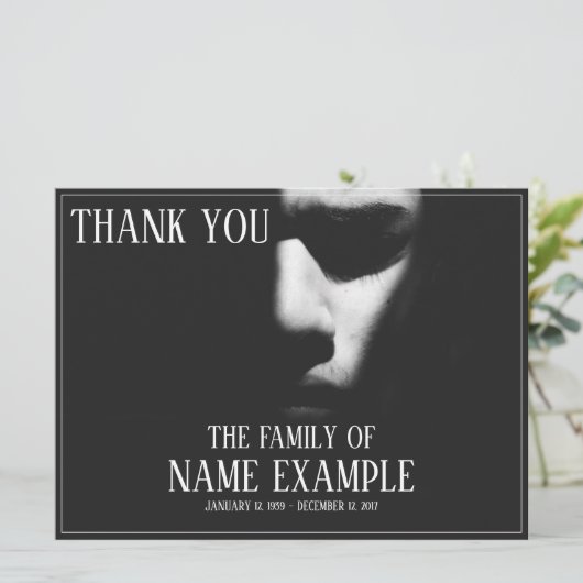 Schlafgesicht im Halbschatten (Stehend Vorderseite)