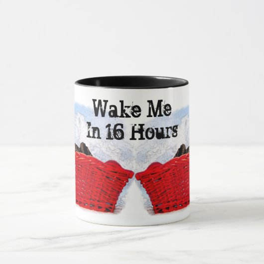 Schlafkätzchen im hellen roten Korb Tasse (Zentrum)