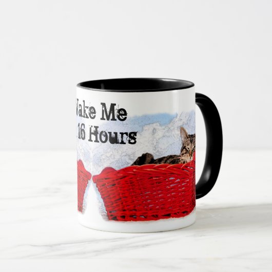 Schlafkätzchen im hellen roten Korb Tasse (VorderseiteRechts)