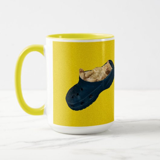 Schlafkätzchen mit Croc Shoe, Tasse Kaffee (Links)