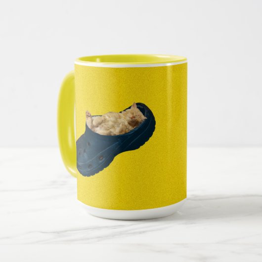 Schlafkätzchen mit Croc Shoe, Tasse Kaffee (Vorderseite Links)
