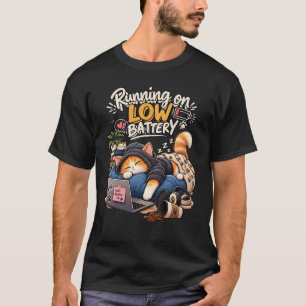 Schlafkatze läuft auf schwacher Batterie Gemütlich T-Shirt