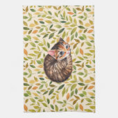 Schläfrige Katze, geblümter Hintergrund Handtuch (Vertikal)