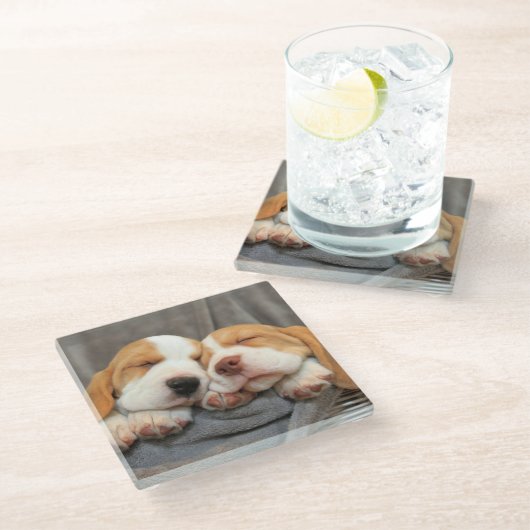 Schläfrige Welpen Glasuntersetzer (Schrägansicht)