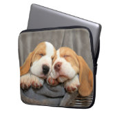 Schläfrige Welpen Laptopschutzhülle (Vorderseite Links)