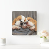 Schläfrige Welpen Quadratische Wanduhr (Zuhause)